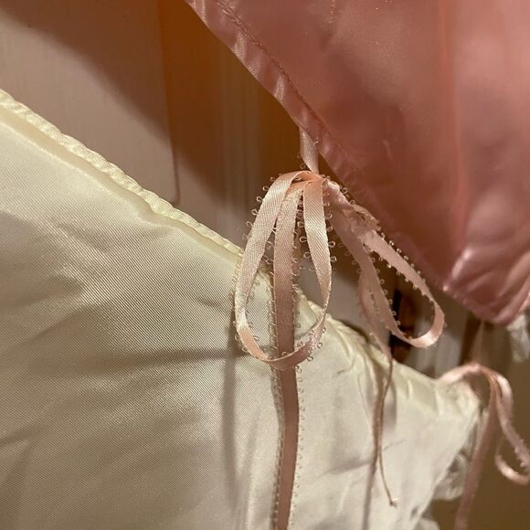 Tree Skirt Vintage Pink and White Satin with a Lace Border 40 inches Round - Picture 13 of 16